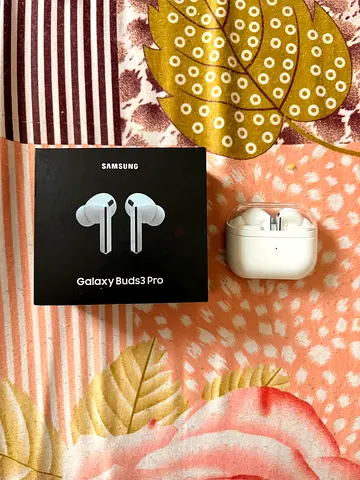 Samsung Galaxy Buds 3 Pro with case - Used, good condition