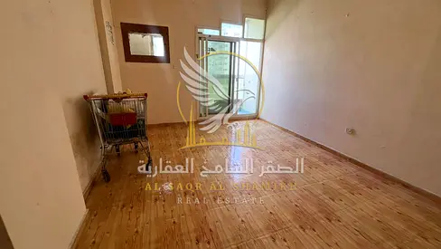 شقة غرفة وصالة للإيجار في البوطينة الشارقة ببلكونة ومساحة واسعة وتصميم عملي وسعر مميز وموقع حيوي قريب من الخدمات
