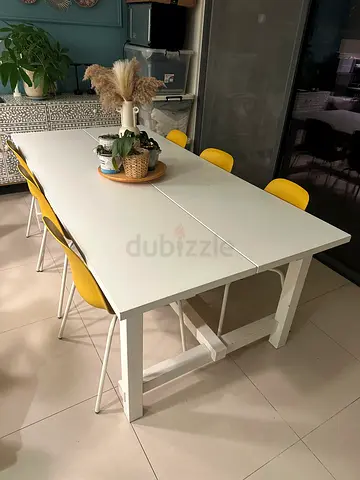 Wooden extendable table with 6 chairs