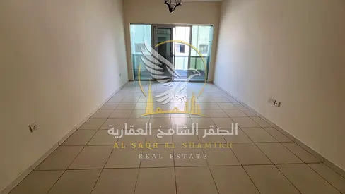 شقة غرفتين وصالة بمساحة واسعة، مع حمامين وبلكونة وتكييف مركزي، في منطقة أم الطرافة بالشارقة للايجار السنوي
