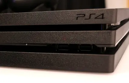 Sony PlayStation 4 PRO 1TB (2 Controllers 3 games CDs)