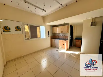 لو يهمك السكن في منطقة حيوية بالشارقة وقريبة من المحلات والمطاعم ومواقف الحافلات، فاستوديو النباعة خيار يستحق المعاينة. نوافذ زجاجية وتهوية جيدة، مع ك