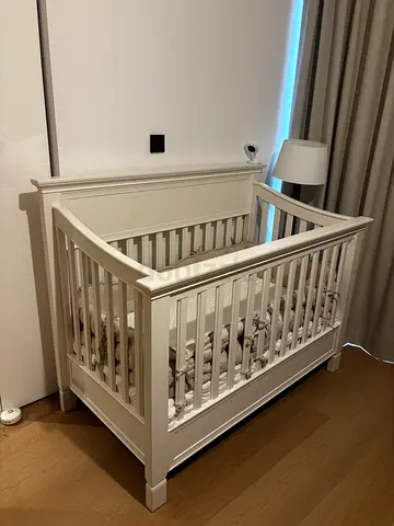 Baby crib (pottery barn)