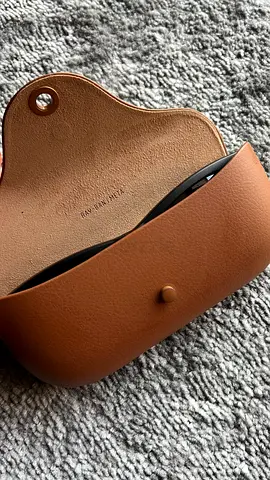 Rayban Meta Gen 1 - Brown leather sunglasses with case