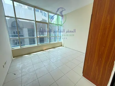 شقة 3 غرف وخادمة ماستر بإطلالة بحرية مفتوحة مساحات واسعة وخزائن بالحائط قريبة من جميع الخدمات ومن مدخل دبي وامكانية دفع مريحة علي 4 دفعات