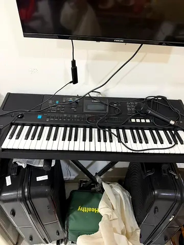 Yamaha PSR-E473 Keyboard + Stand + Microphone – Excellent Condition