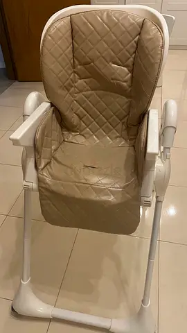 Comfortable beige baby high chair with removable tray - good condition