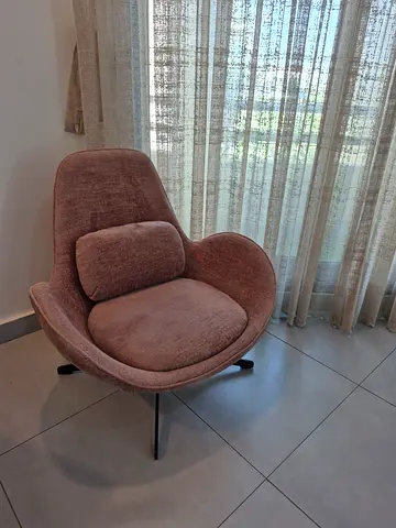 Comfortable curved accent lounge chair - dusty rose