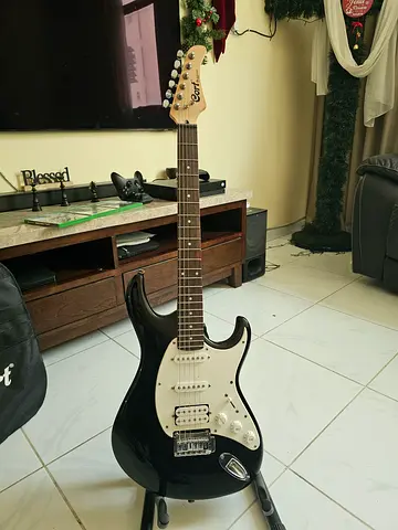 Cort electric guitar - good condition, ready to play