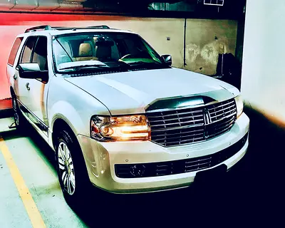 2014 Navigator presidential super low kms-full options-GCC-no accident-looks and drives Excellent!