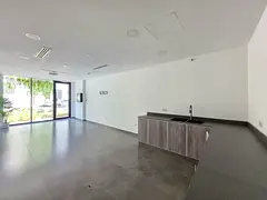 Spacious Unit | Prime Area | Business Ready