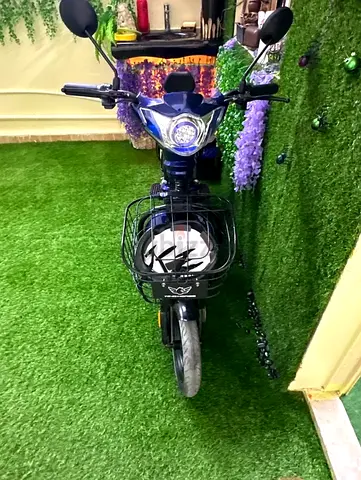 Brand New Electric Scooter / E-bike with Front Basket and Mirrors - Perfect Condition