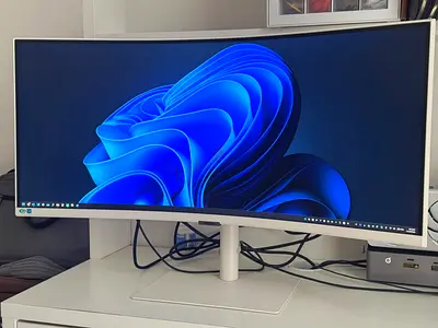 34-inch Curved Ultrawide Monitor in Excellent Condition