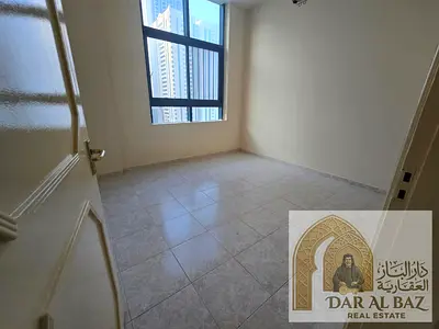 شقة مميزة في المجاز 3 تضم 3 غرف وصالة واسعة مع بلكونة بإطلالة بحرية ومطبخ وغرفة خادمة وغرفة ماستر وحمامين بتوزيع عملي وموقع قريب من الخدمات ومناسب للع