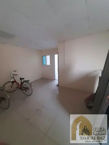 بيت عربي للإيجار بالقادسية! غرفتين وصالة وملحق ومطبخ وحمامين، مناسب للعائلات الباحثة عن الراحة والخصوصية في موقع مميز.