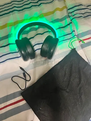 Wireless over-ear LED headphones with AUX cable and pouch