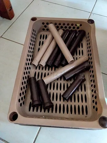 Plastic storage basket with replaceable feet/legs (used parts)