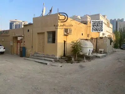 زاوية للبيع بيت عربي في الراشدية 3 عجمان، 5 غرف وصالة و4 حمامات و3 مطابخ و3 مواقف سيارات، بسعر 650,000 درهم فقط