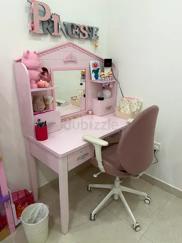 Pink desk with 4 wide drawers and 2 shelves with a mirror, a length of : 110cm and a widthof : 55cm