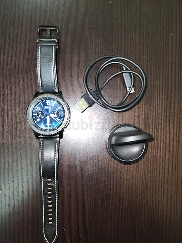 Samsung watch Gear S3 frontier with charger condition 10/9 battery timing 2 day