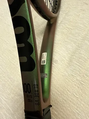 Wilson Blade 100L v8 Tennis Racket – Grip 3 (4 3/8) – 285g