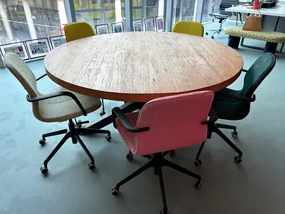 Round meeting / dining table Ø160, reclaimed wood top, iron base – Made in Italy