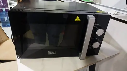Black & Decker Countertop Microwave Oven - Good Working Condition