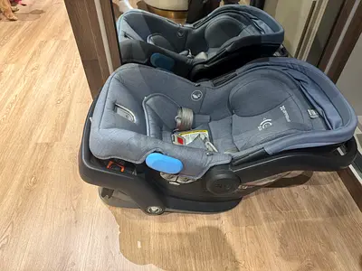 Baby car seat infant carrier with base – gently used