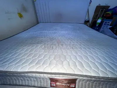King size mattress - lightly used, clean condition . Note - Original price on homebox is AED 645/-