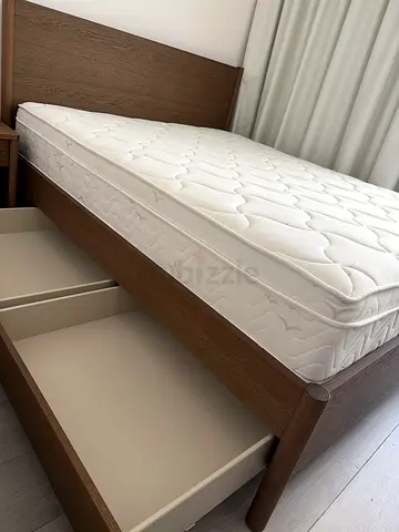 Bed frame & mattress