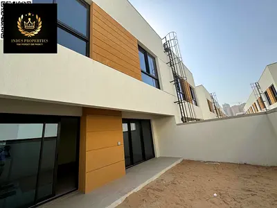 فيلا فاخرة وفسيحة، جديدة كلياً (طابق أرضي + طابق أول)، تضم أربع غرف نوم، متاحة للبيع في أول مجمع سكني مسوّر في عجمان. تبلغ مساحة الأرض 4577 قدماً مربع