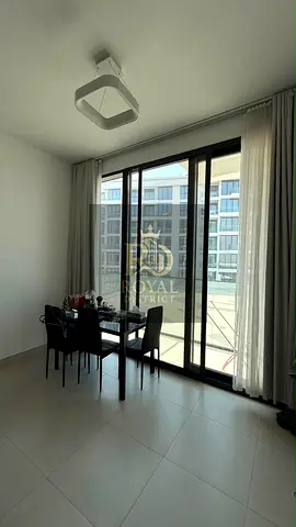أفضل فرصة استثمارية سكنية | استوديو واسع ومؤثث مع شرفة في موقع استثنائي