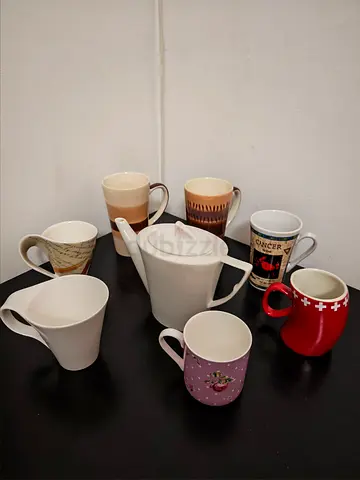 Tea set: white teapot with 7 mugs, good used condition