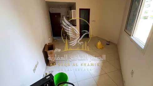 استوديو عائلي للإيجار في البوطينة الشارقة بمساحة واسعة وتكييف مركزي وتصميم عملي للسكن المريح