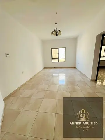 شقة عائلية متميزة بمساحة واسعة وتصميم مريح، تقع في بناية عائلية هادئة بموقع حيوي واستراتيجي بمنطقة الراشدية 1، بجوار أبراج اللؤلؤة مباشرة، بالقرب من ك
