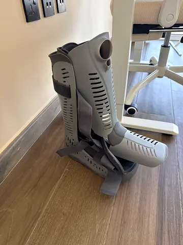 FREE: Walker Boot (Orthopedic Walking Boot) / Aircast