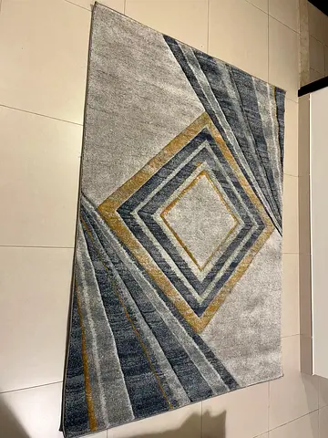 Rug. Excellent Condition. Diamond pattern.