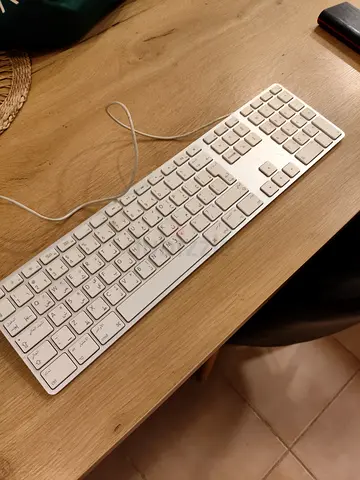 Slim wired white keyboard with numpad - good condition