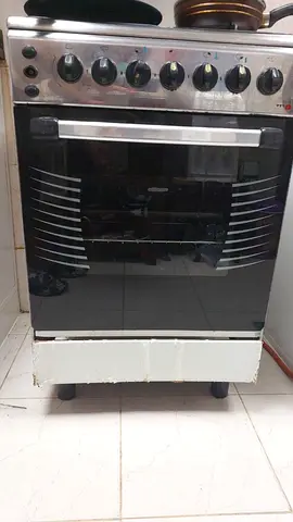 Used freestanding gas oven with 4 burners - working condition