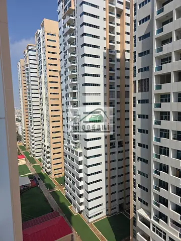 شقة واسعة للإيجار في "عجمان ون تاور" (AJMAN ONE TOWER)، تتكون من غرفة نوم وصالة (1 BHK)، وتضم شرفة، وحمامين، وموقف سيارات، و5 خزائن مدمجة، بسعر 34,000