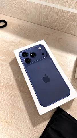 iPhone 17pro deep blue 256gb