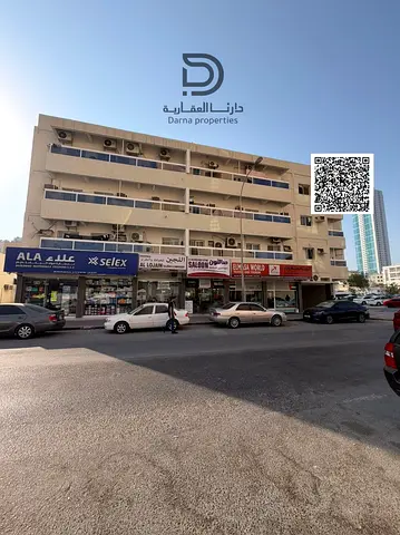 بناية سكنية تجارية للبيع في الرميلة 1 عجمان زاوية 3 شوارع، 20 شقة و2 استوديو و10 محلات، دخل سنوي يصل إلى مليون درهم، بسعر 8.5 مليون درهم
