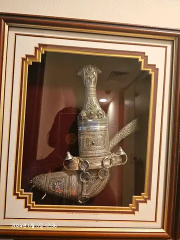 Framed Decorative Omani Jambiya Dagger - Silver Tone Mounted Display