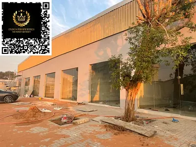 صالة عرض واسعة وجديدة كلياً متاحة للإيجار بمساحة إجمالية تبلغ 1500 قدم مربع (تشمل 900 قدم مربع في الطابق الأرضي و600 قدم مربع في طابق الميزانين)، مع ت