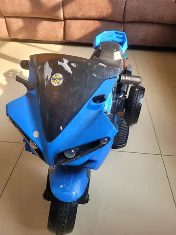 Blue kids ride-on motorbike toy, charging and battery not working.