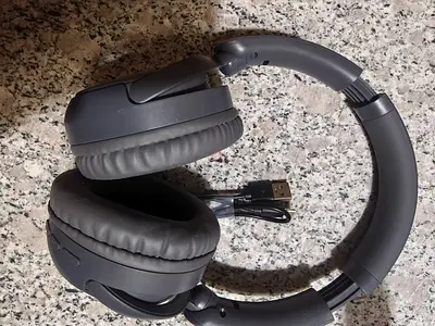 Foldable wireless over-ear headphones with charging cable