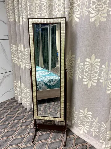 Jewelley mirror stand