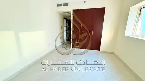 شقة 3 غرف وصالة بموقع استراتيجي مميز في الشارقة! 📍 الموقع: المجاز 2 – بالقرب من نقطة شرطة البحيرة ✨ مميزات الشقة والموقع: 3 غرف نوم وصالة واسعة