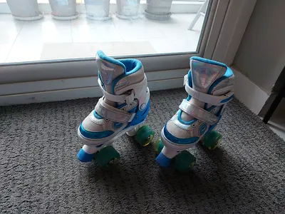 Kids adjustable quad roller skates - ages 5 to 8, blue/white