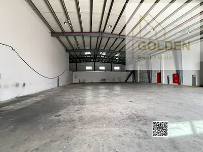150كيلوواط كهرباء| مستودع صناعي مع مساحة تحميل وتفريغ للايجار على الشارع بأم القيوين| مجهز ب 4غرف سكن عمال